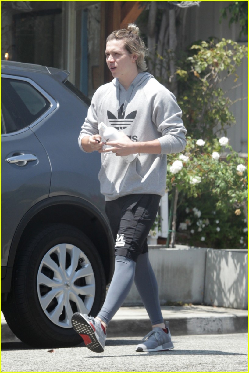brooklyn beckham goes shirtless in gym workout photo 17
