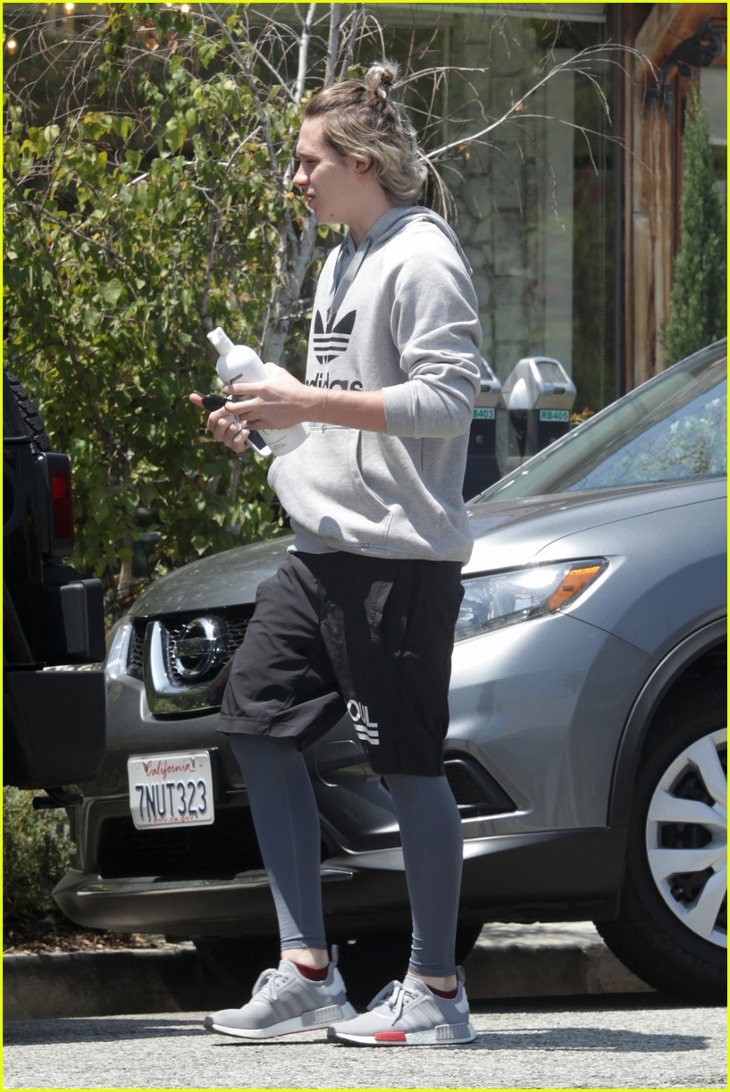brooklyn beckham goes shirtless in gym workout photo 30