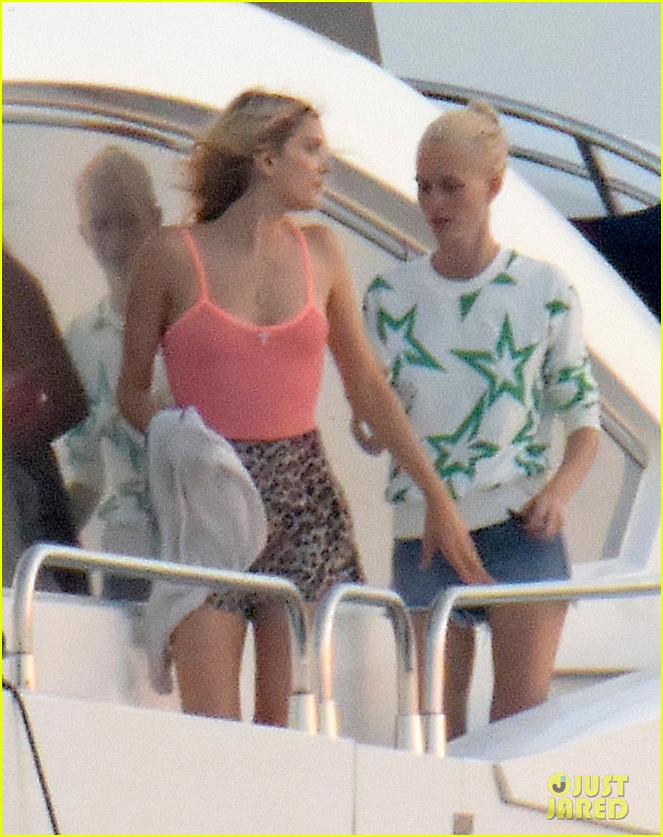 cara delevingne yacht vacation with sister 05