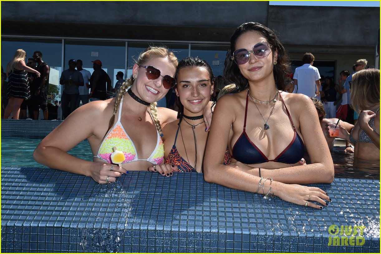 courtney eaton goes swimming with r5 at just jared summer bash 10