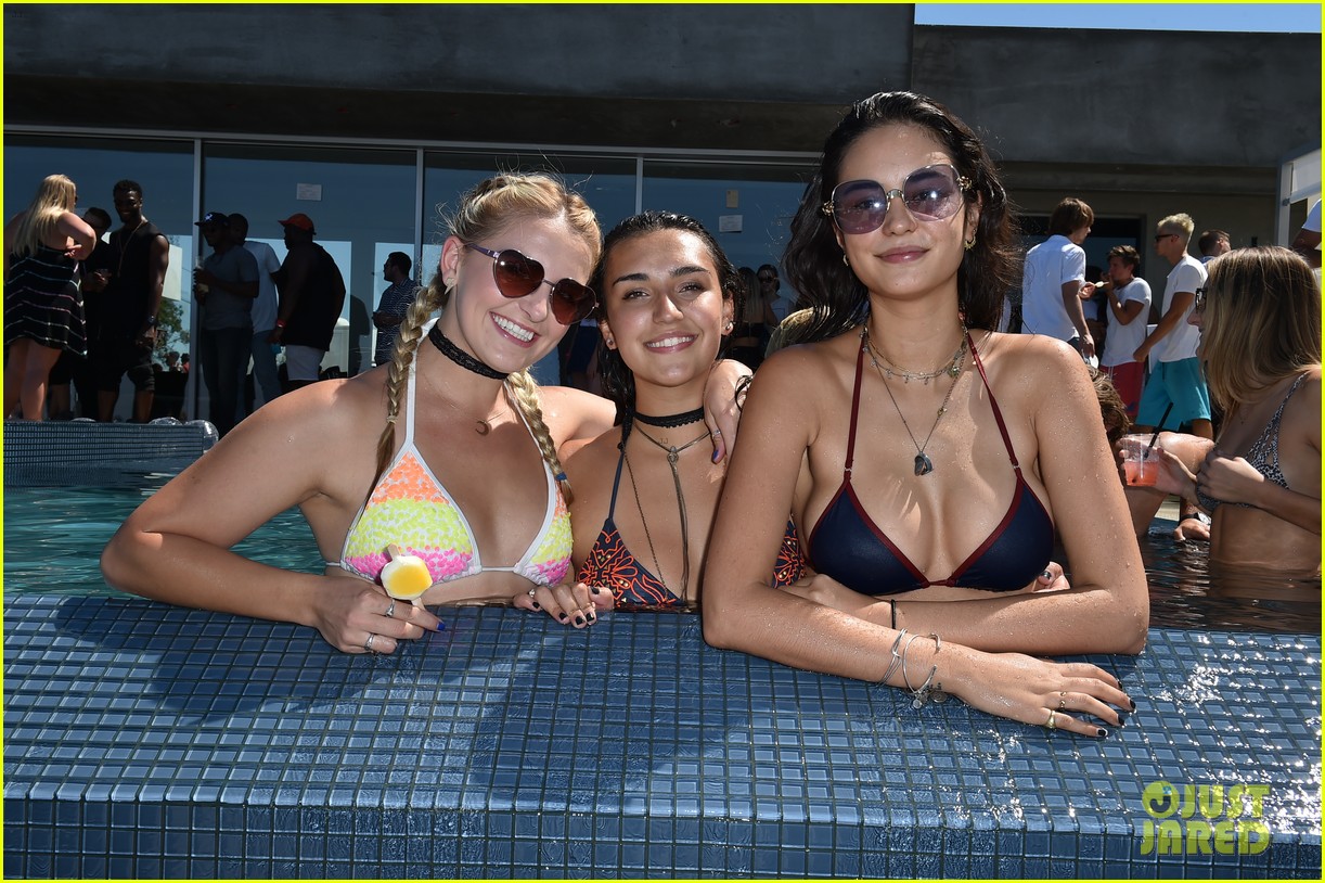 courtney eaton goes swimming with r5 at just jared summer bash 11