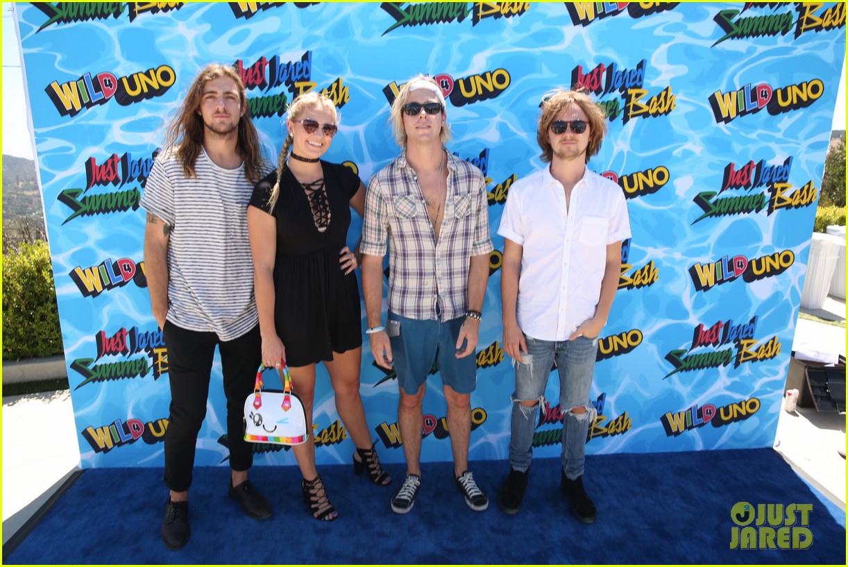 courtney eaton goes swimming with r5 at just jared summer bash 19