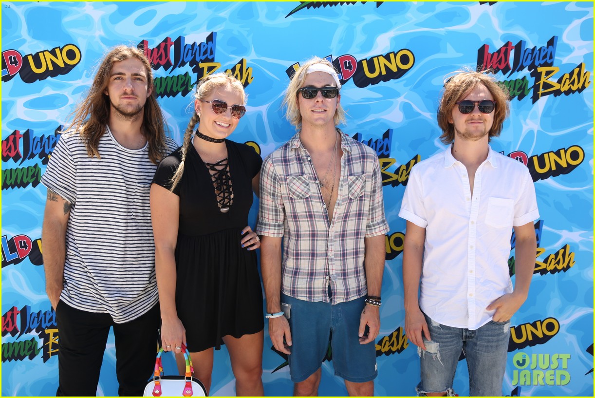 courtney eaton goes swimming with r5 at just jared summer bash 21