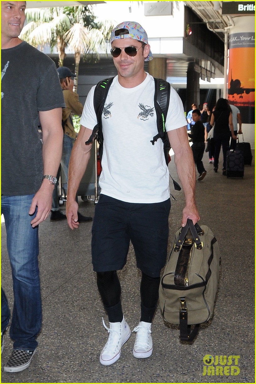 zac efron arrives back in los angeles 01