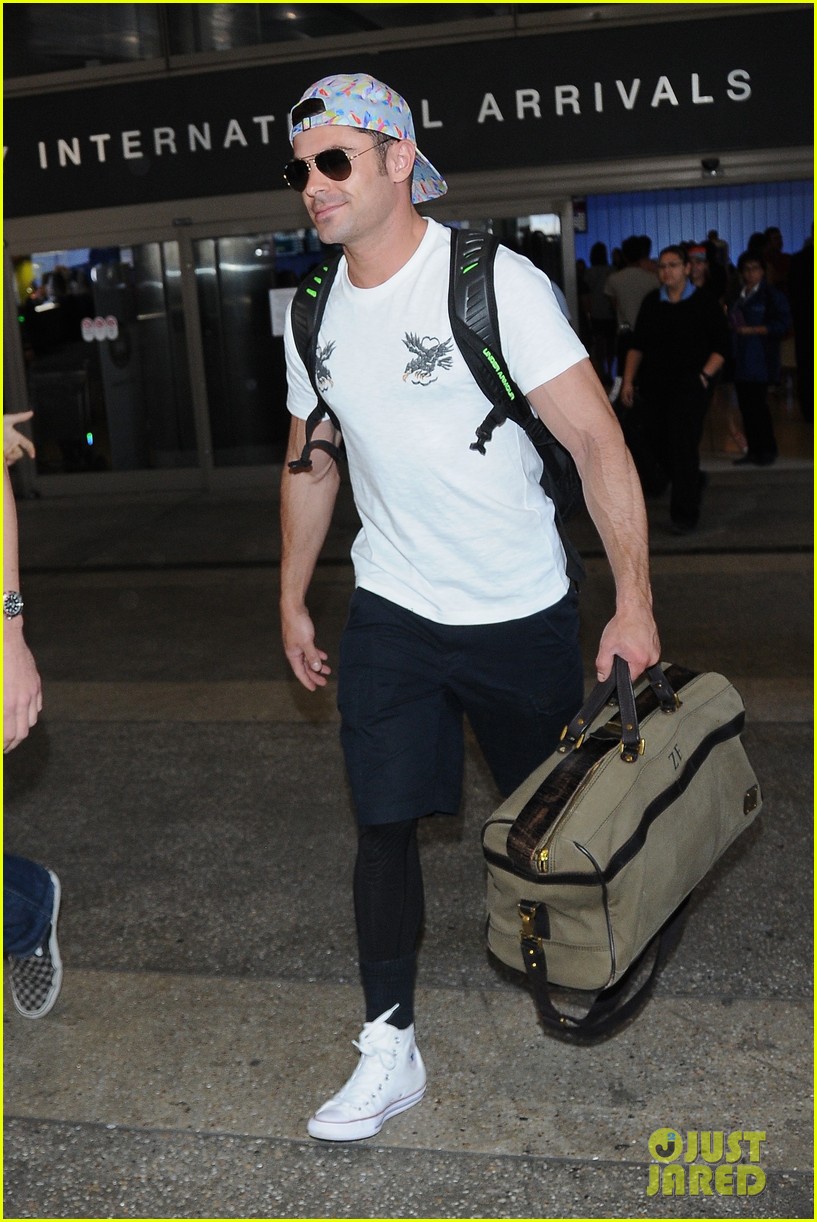 zac efron arrives back in los angeles 04