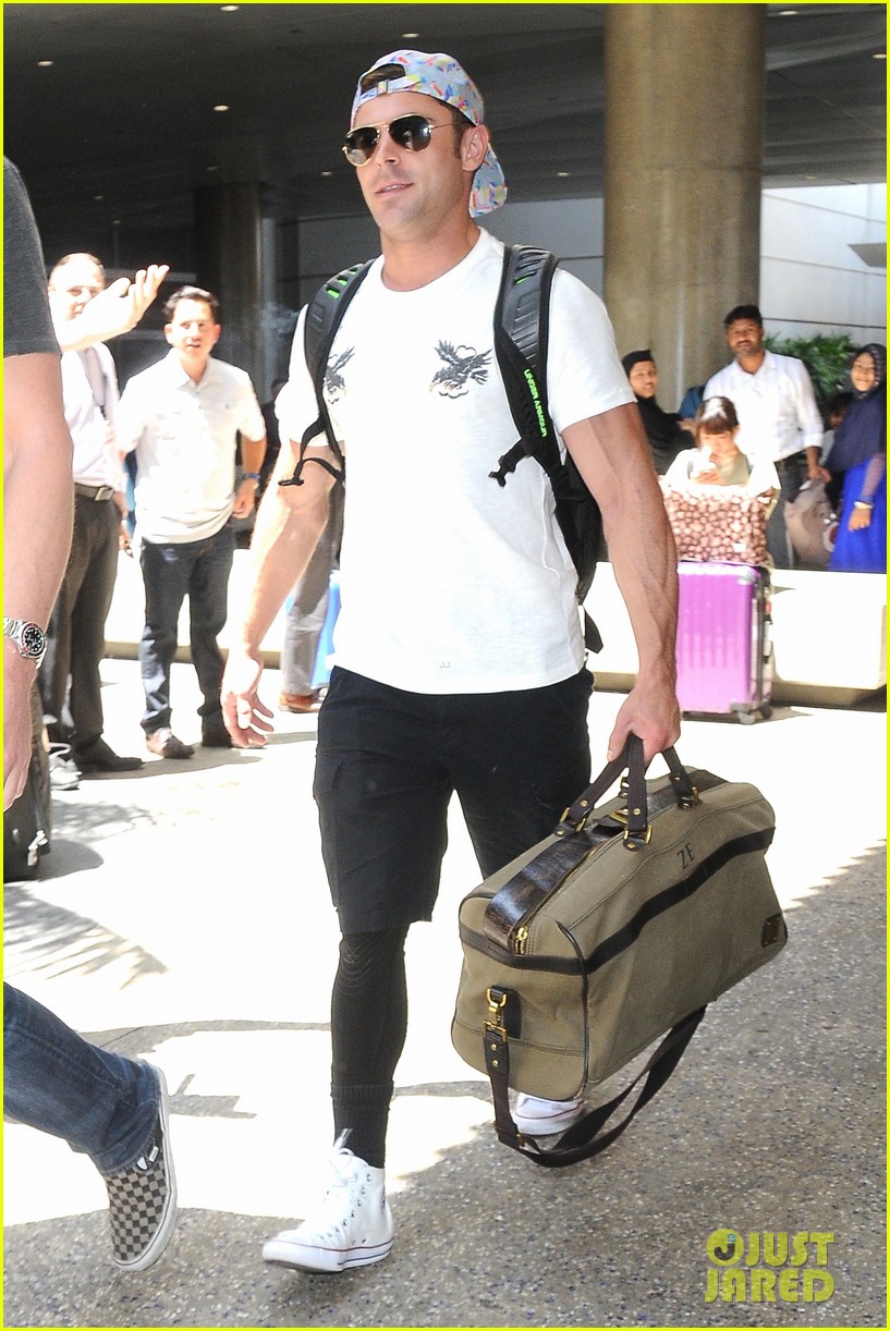 zac efron arrives back in los angeles 09