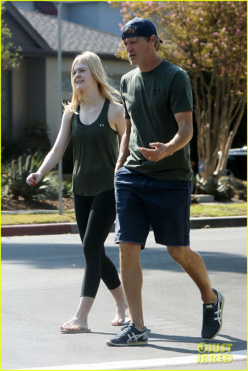 elle fanning works out with her dad00402