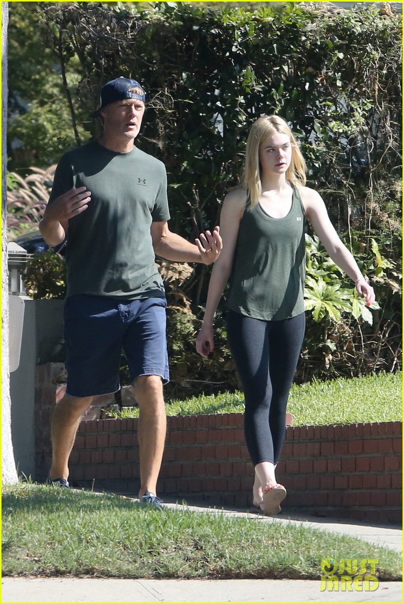 elle fanning works out with her dad00603