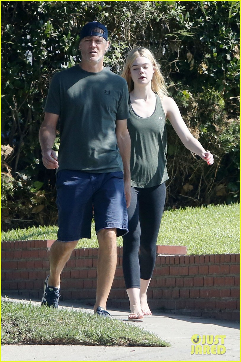 elle fanning works out with her dad01205