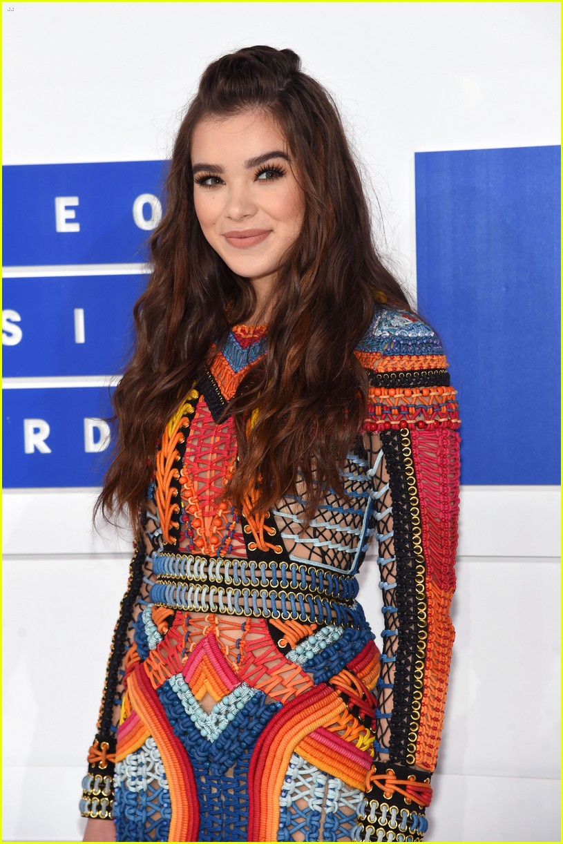 hailee steinfeld gets colorful at the vmas 2016 03