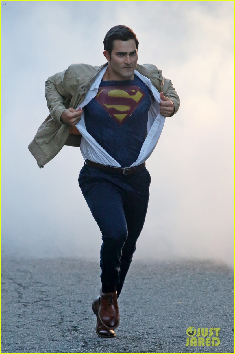 tyler hoechlin transforms from clark kent into superman 10