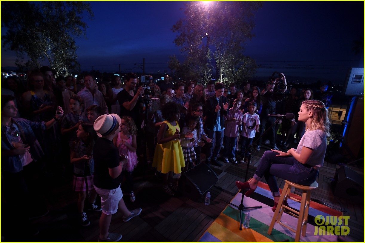 olivia holt performs live at just jared jr disney mix launch party 31