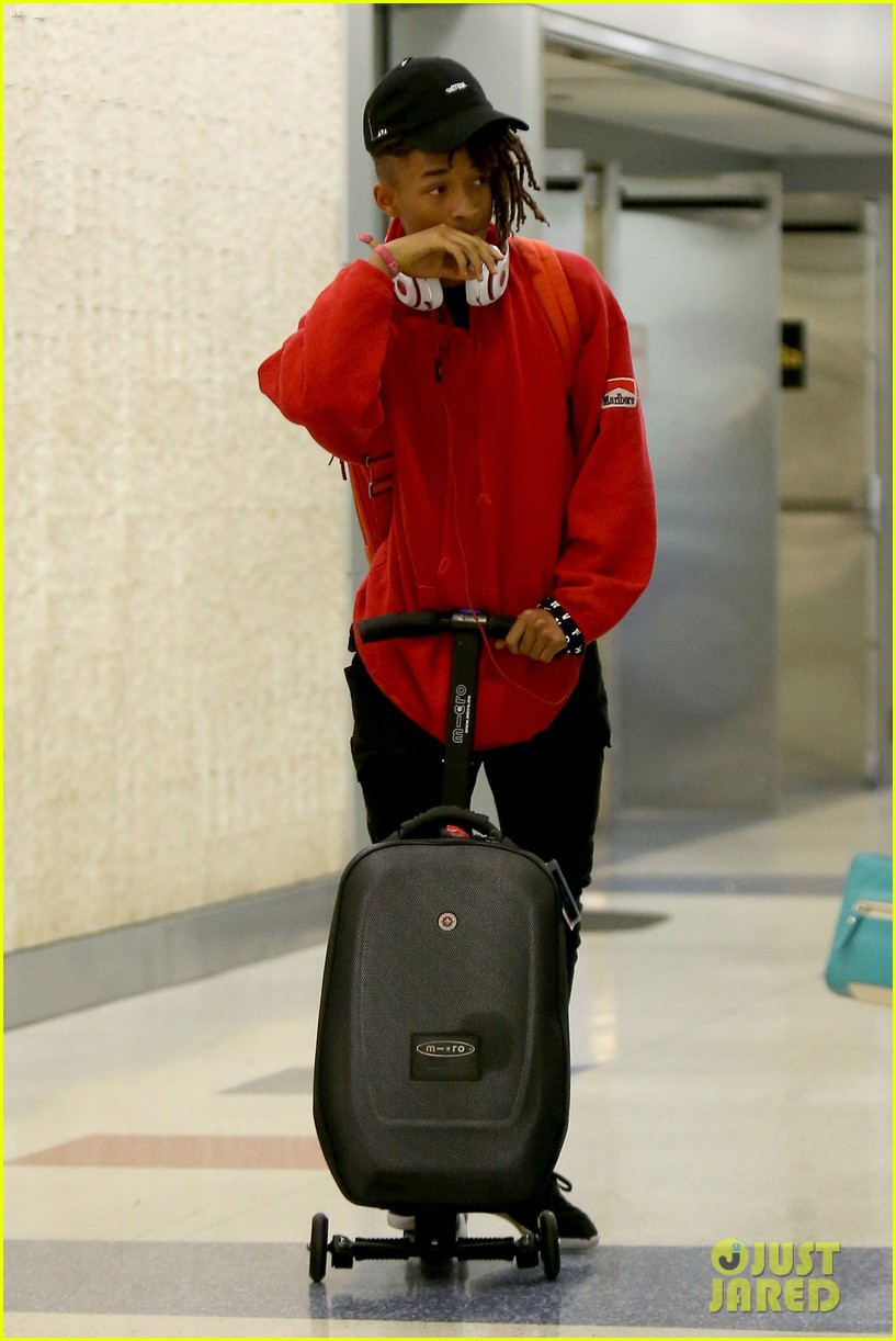 jaden smith rides luggage through airport 09
