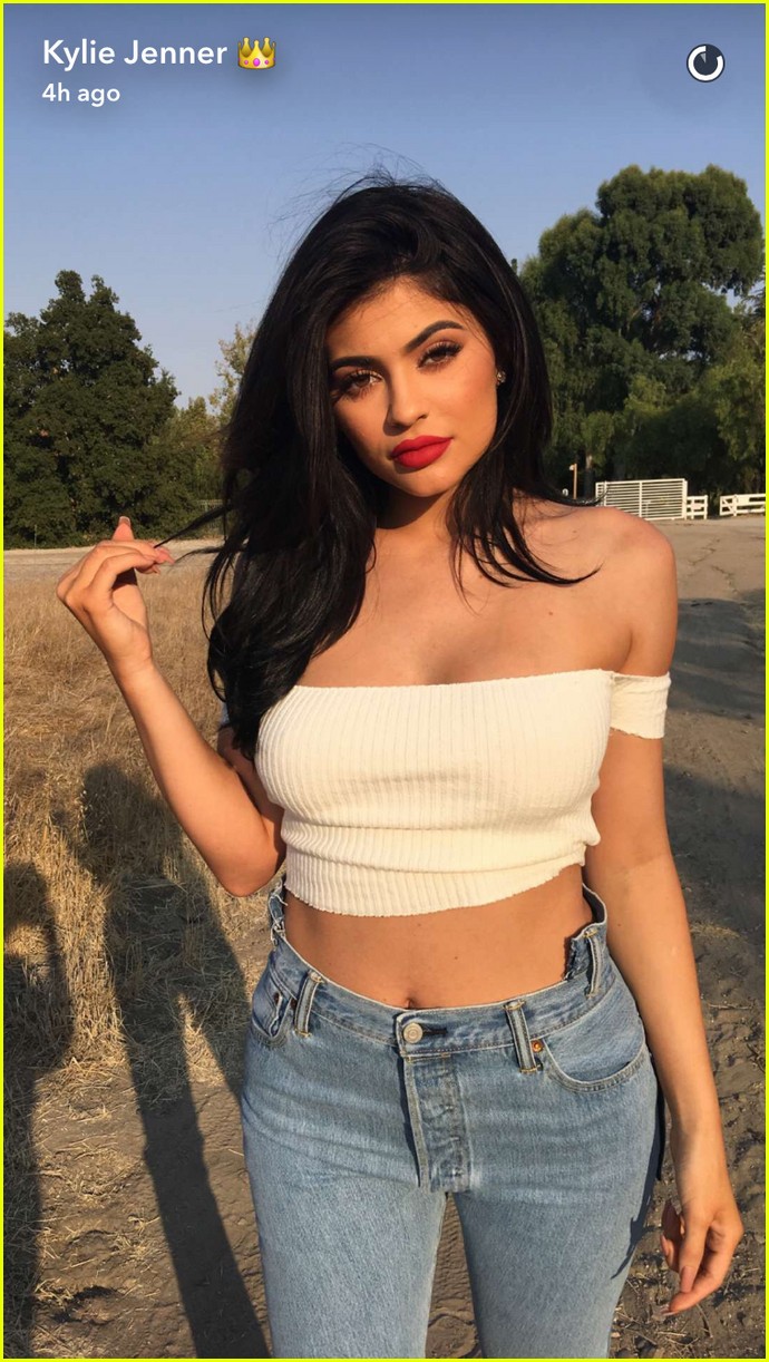 kylie jenner credits her period for her enlarged breasts 01