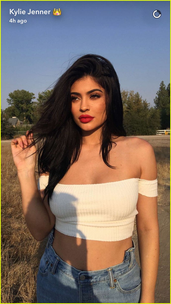 kylie jenner credits her period for her enlarged breasts 18