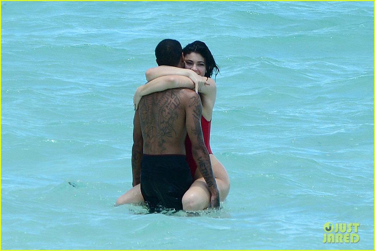 kylie jenner celebrates 19th birthday at beach with tyga kendall more 06