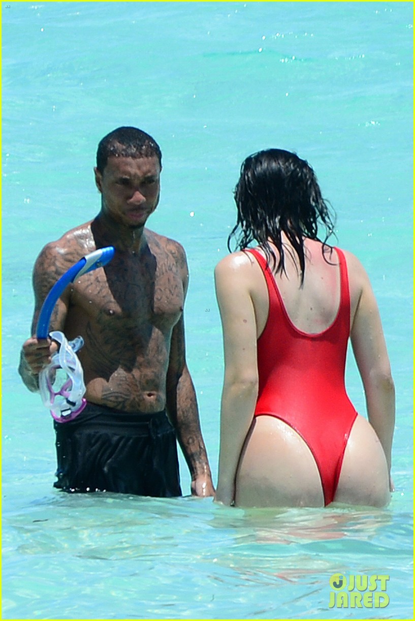 kylie jenner celebrates 19th birthday at beach with tyga kendall more 09