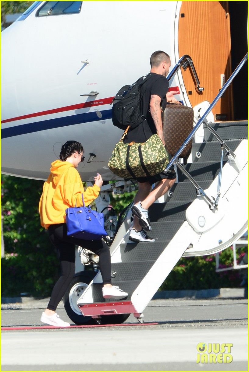 kylie jenner tyga return from turks after bday getaway 03