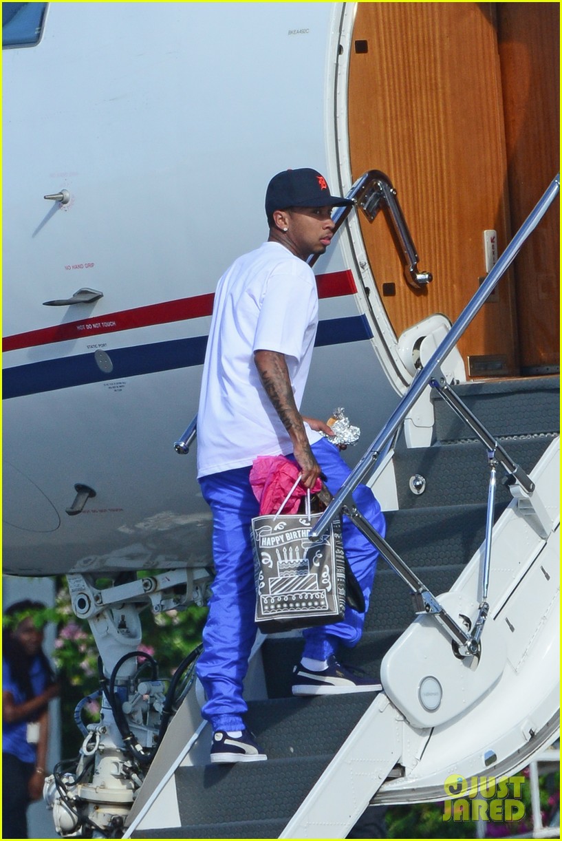 kylie jenner tyga return from turks after bday getaway 07