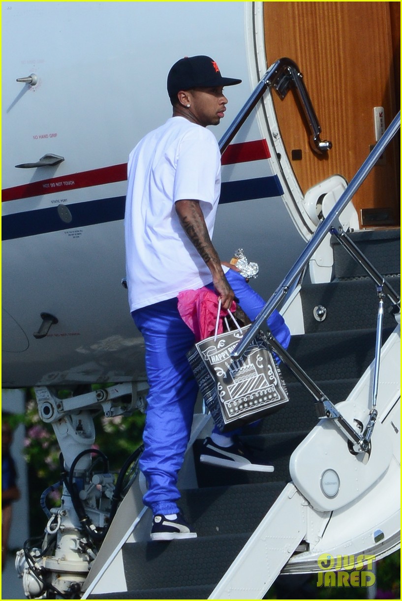 kylie jenner tyga return from turks after bday getaway 09