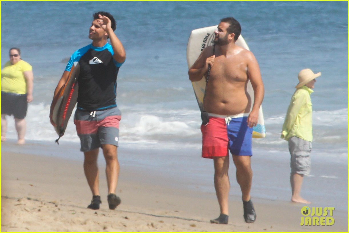 taylor lautner spends sunday catching waves 02