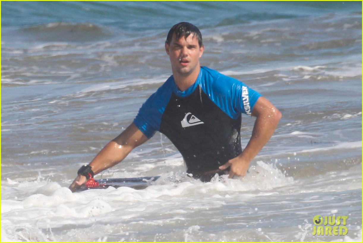 taylor lautner spends sunday catching waves 03