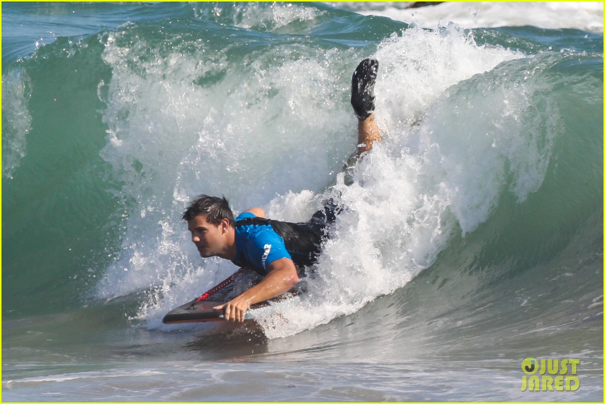 taylor lautner spends sunday catching waves 04
