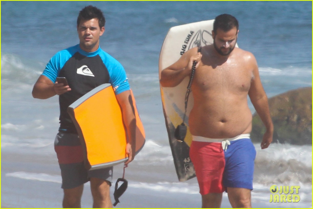 taylor lautner spends sunday catching waves 05