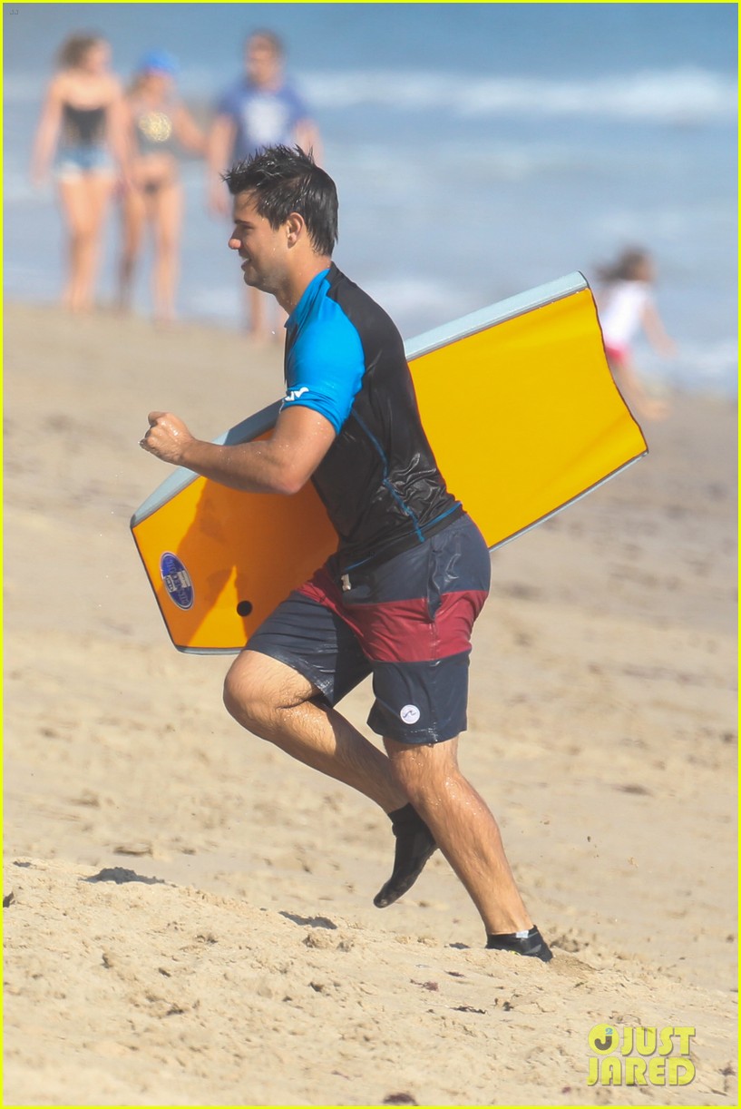 taylor lautner spends sunday catching waves 06