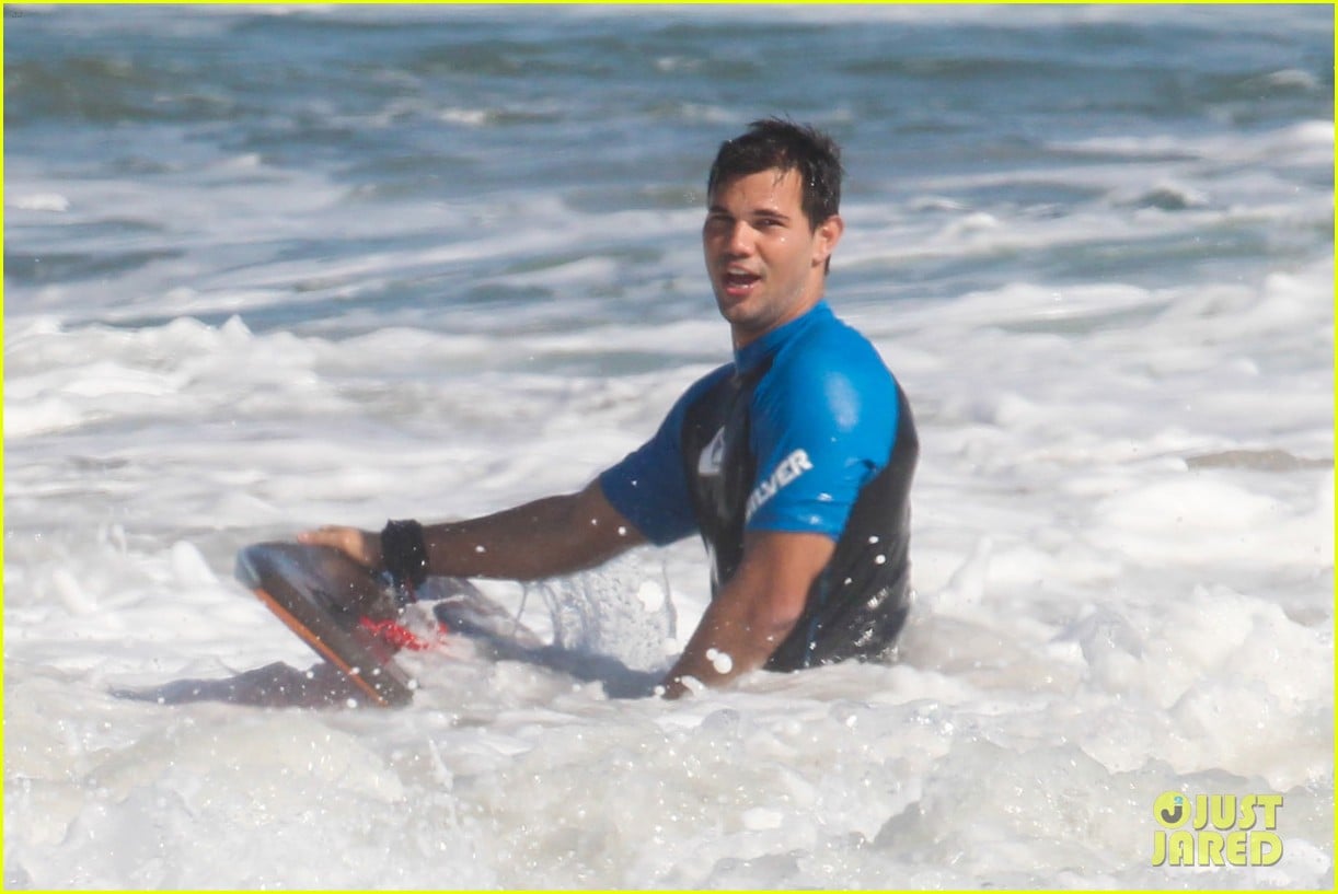 taylor lautner spends sunday catching waves 07