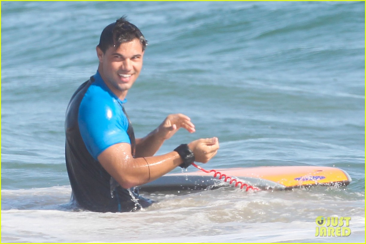 taylor lautner spends sunday catching waves 11