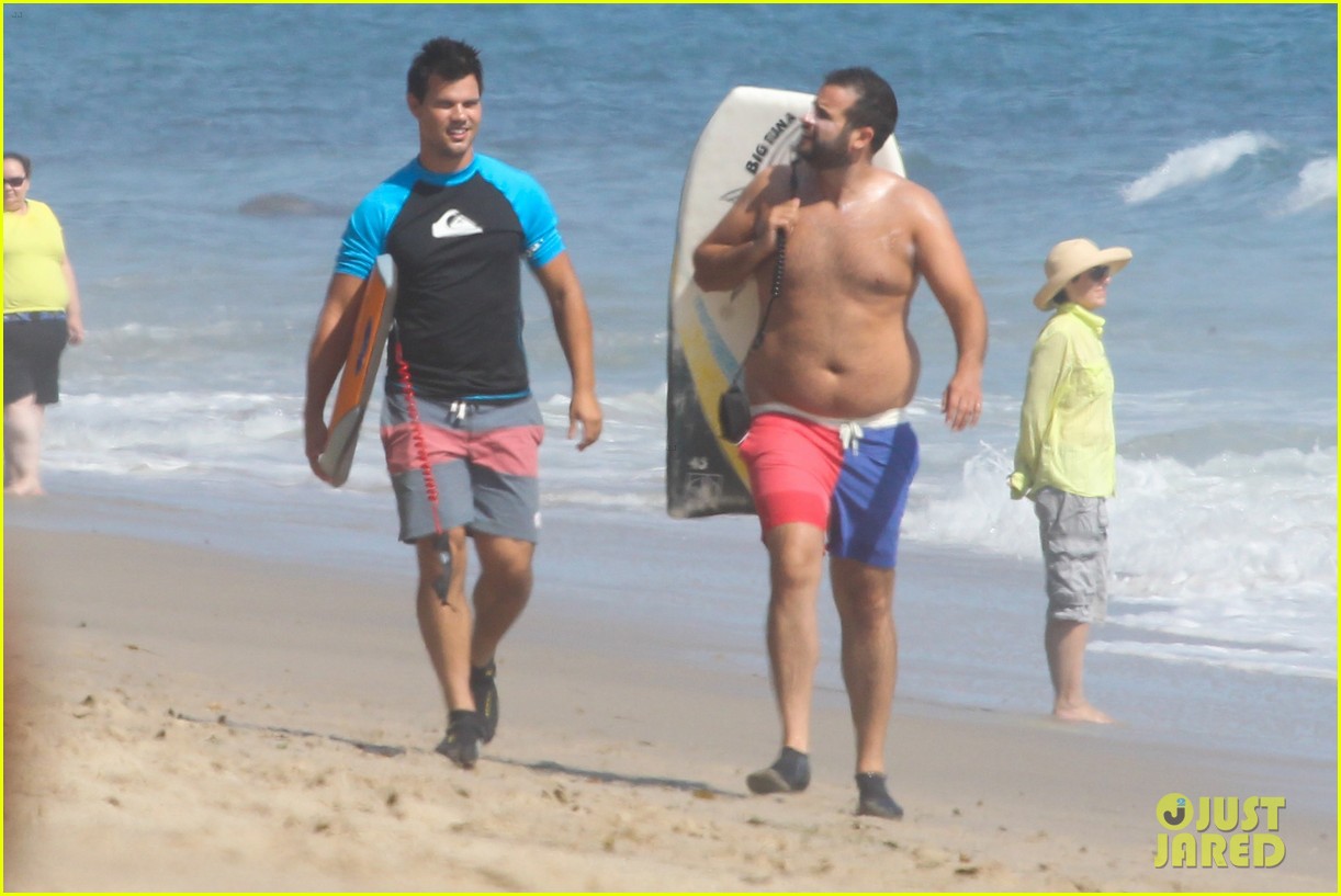 taylor lautner spends sunday catching waves 12
