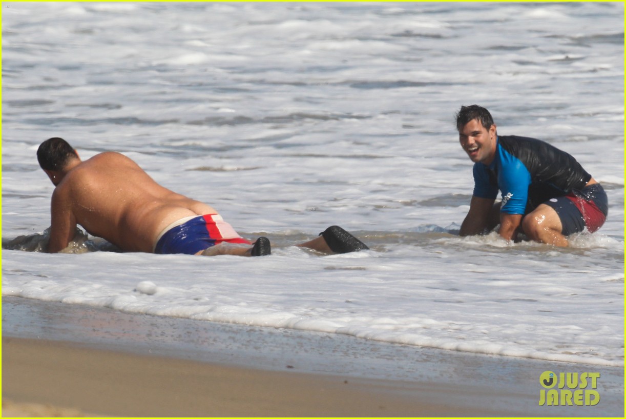 taylor lautner spends sunday catching waves 13