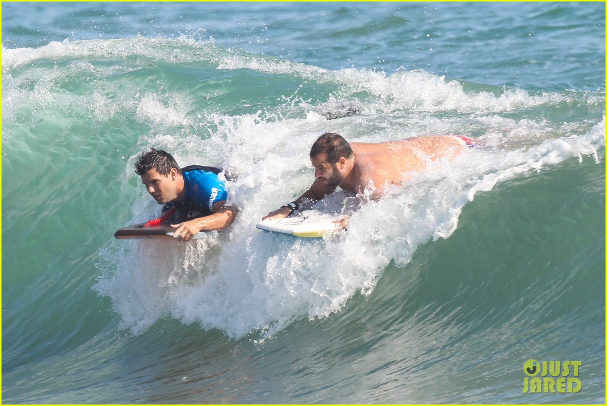 taylor lautner spends sunday catching waves 14