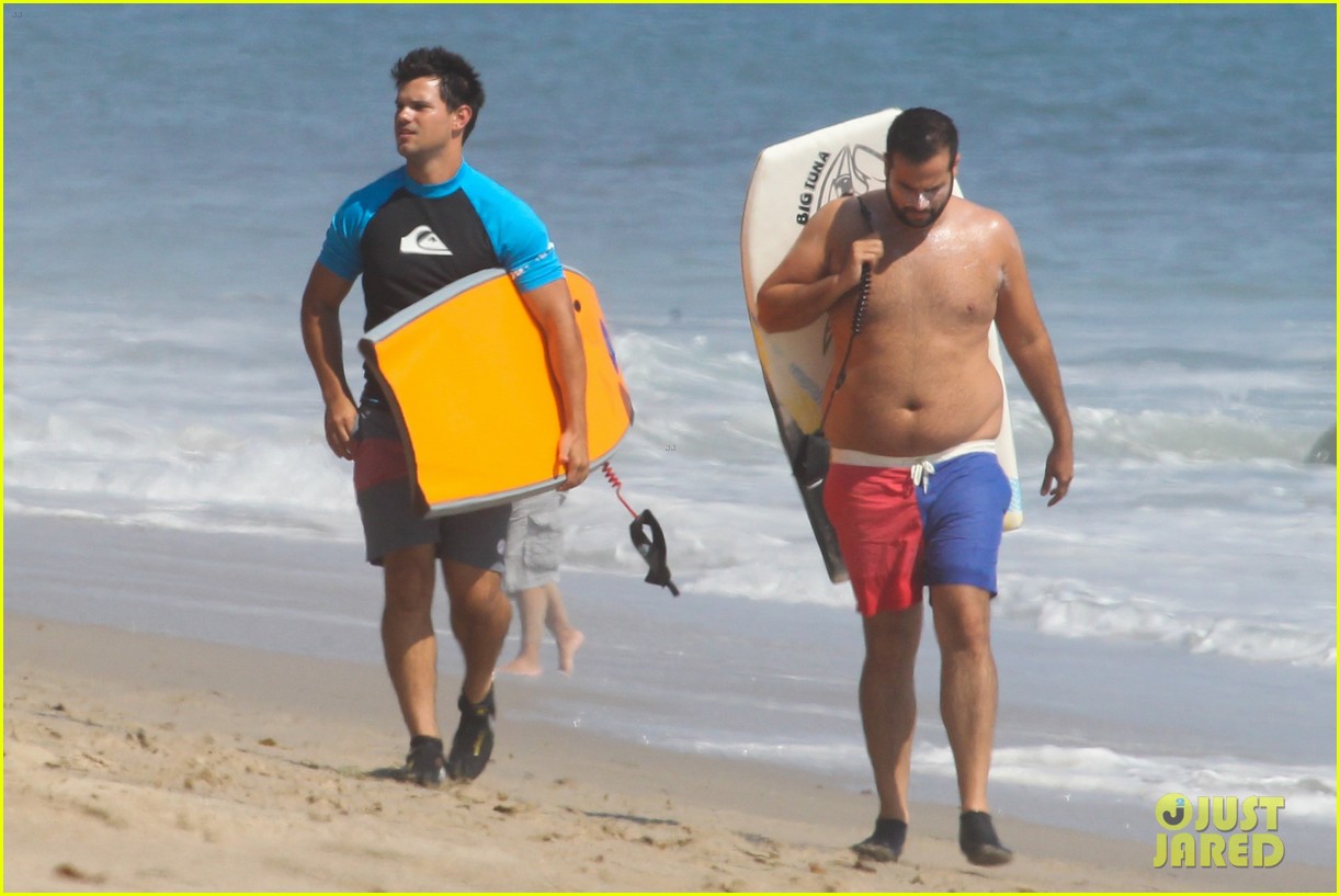 taylor lautner spends sunday catching waves 16