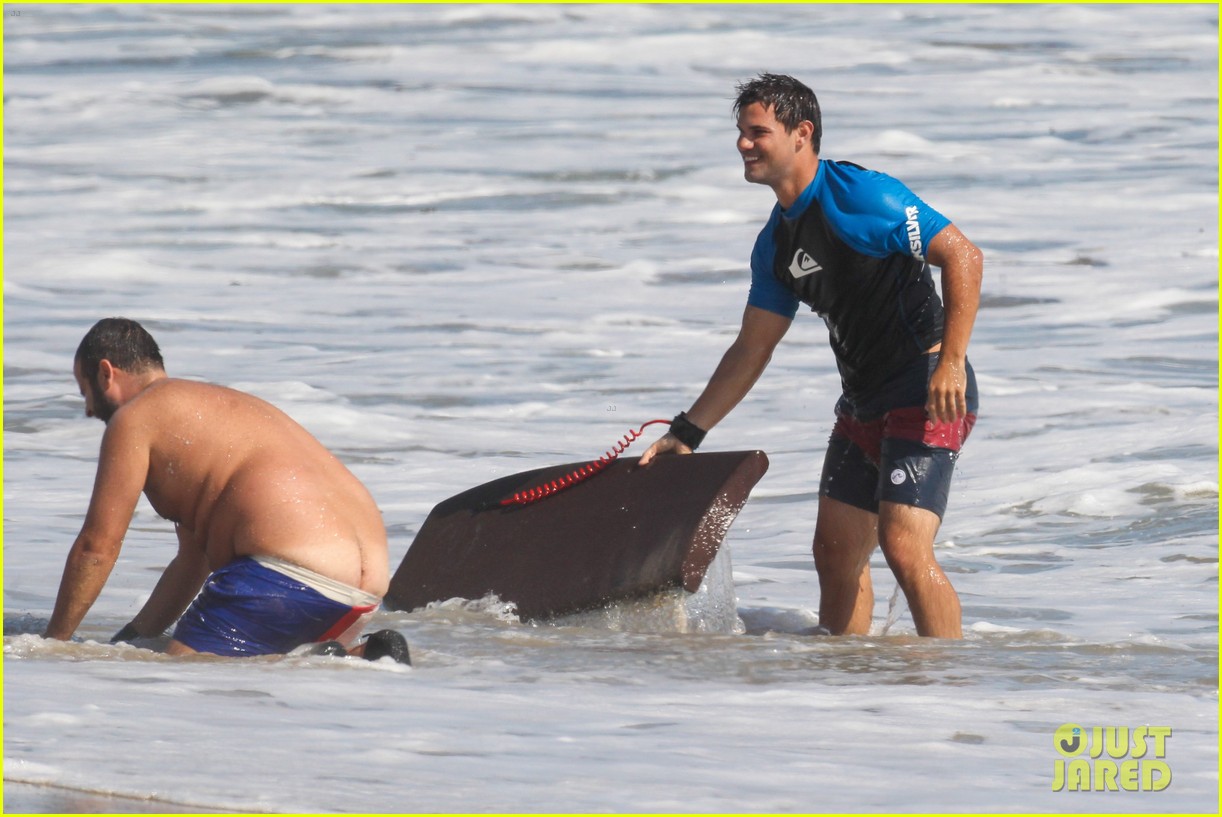 taylor lautner spends sunday catching waves 18