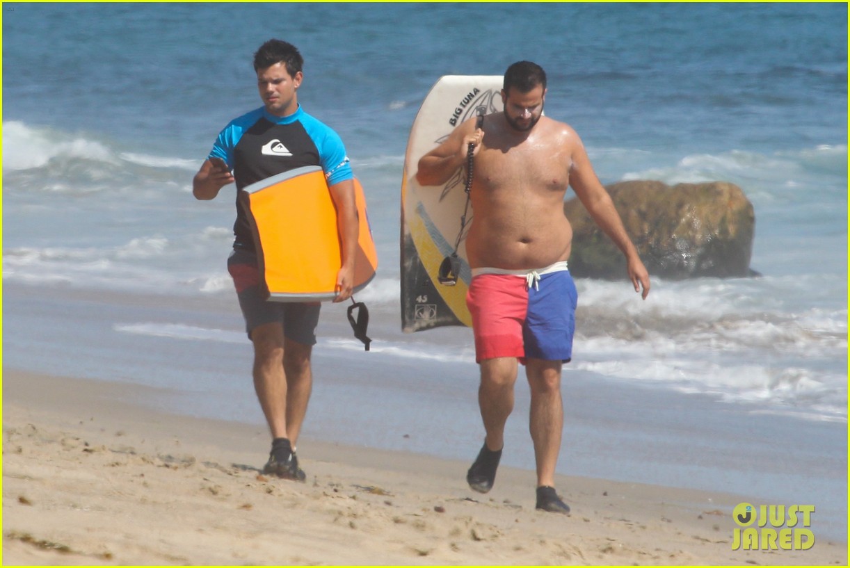 taylor lautner spends sunday catching waves 19