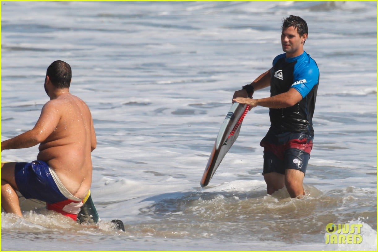 taylor lautner spends sunday catching waves 20
