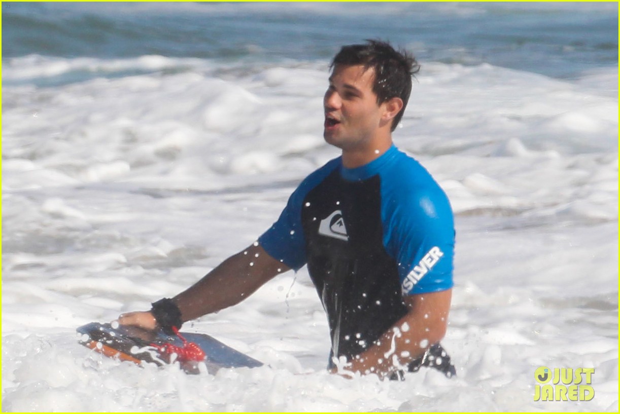 taylor lautner spends sunday catching waves 22