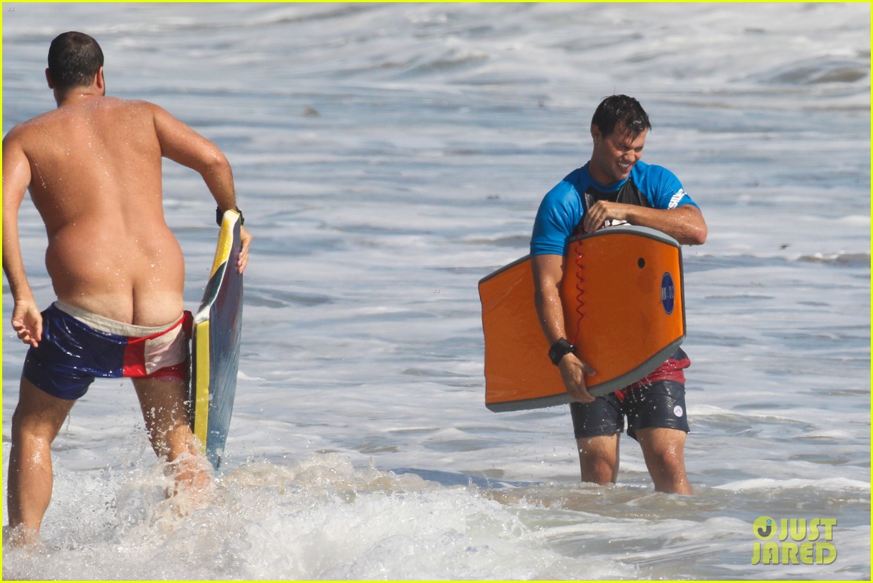 taylor lautner spends sunday catching waves 23