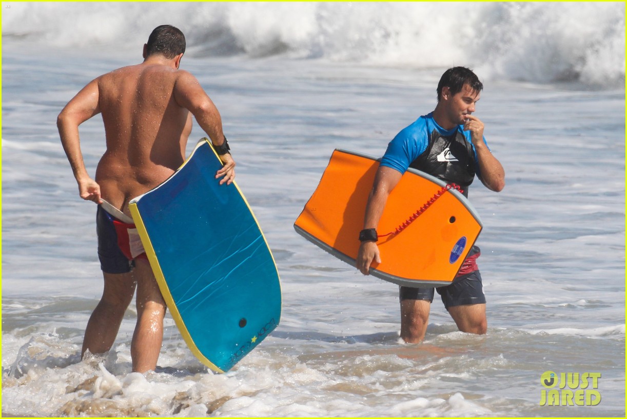 taylor lautner spends sunday catching waves 25