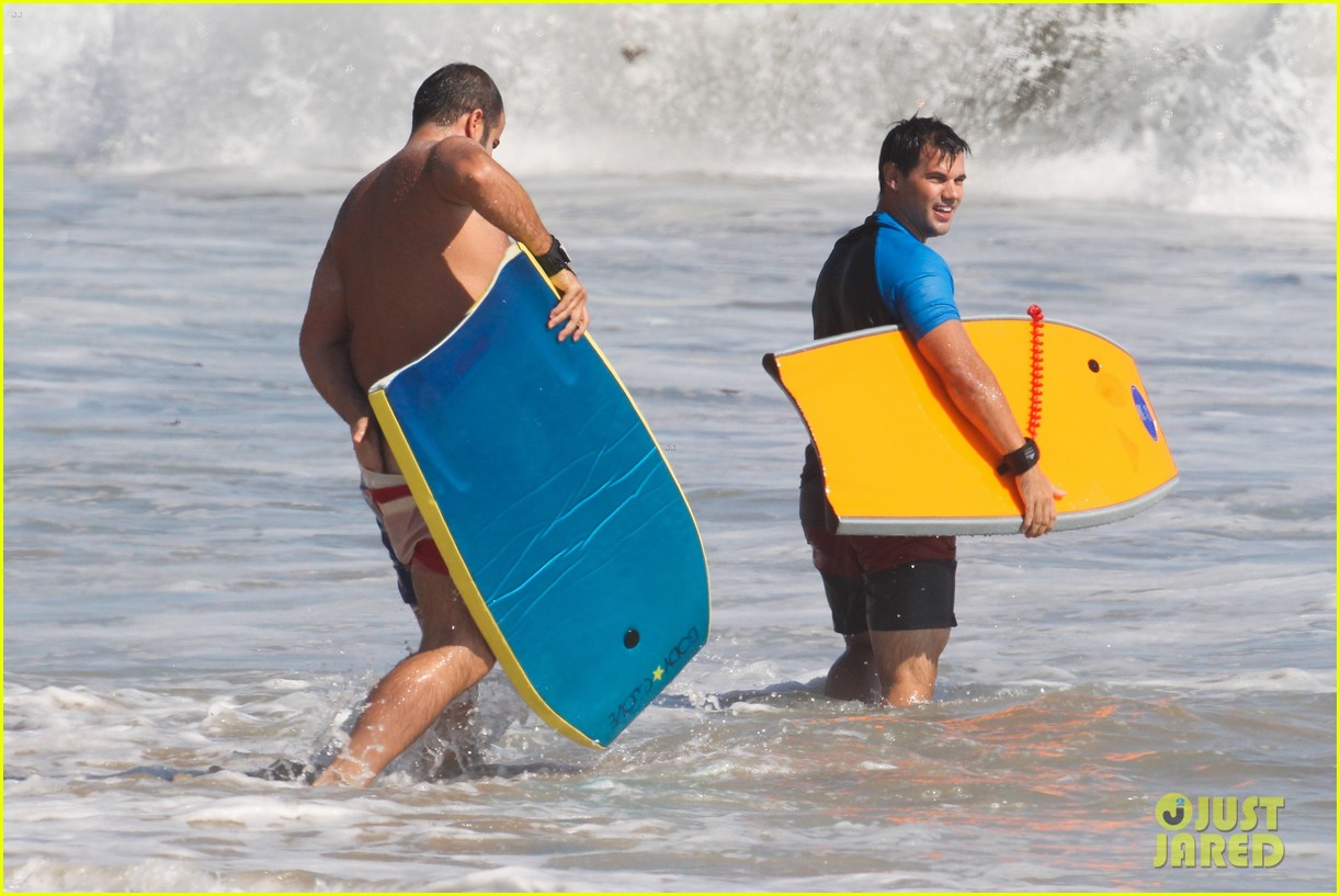 taylor lautner spends sunday catching waves 27
