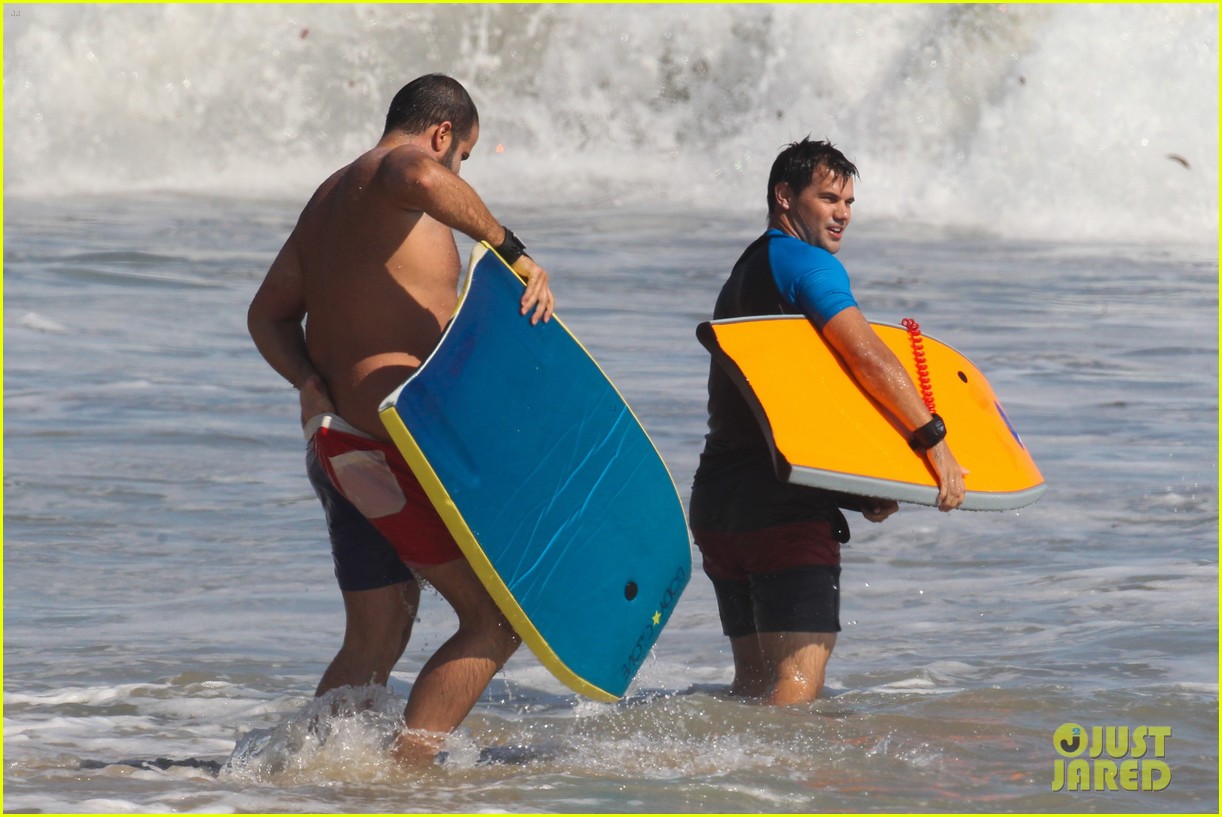 taylor lautner spends sunday catching waves 29