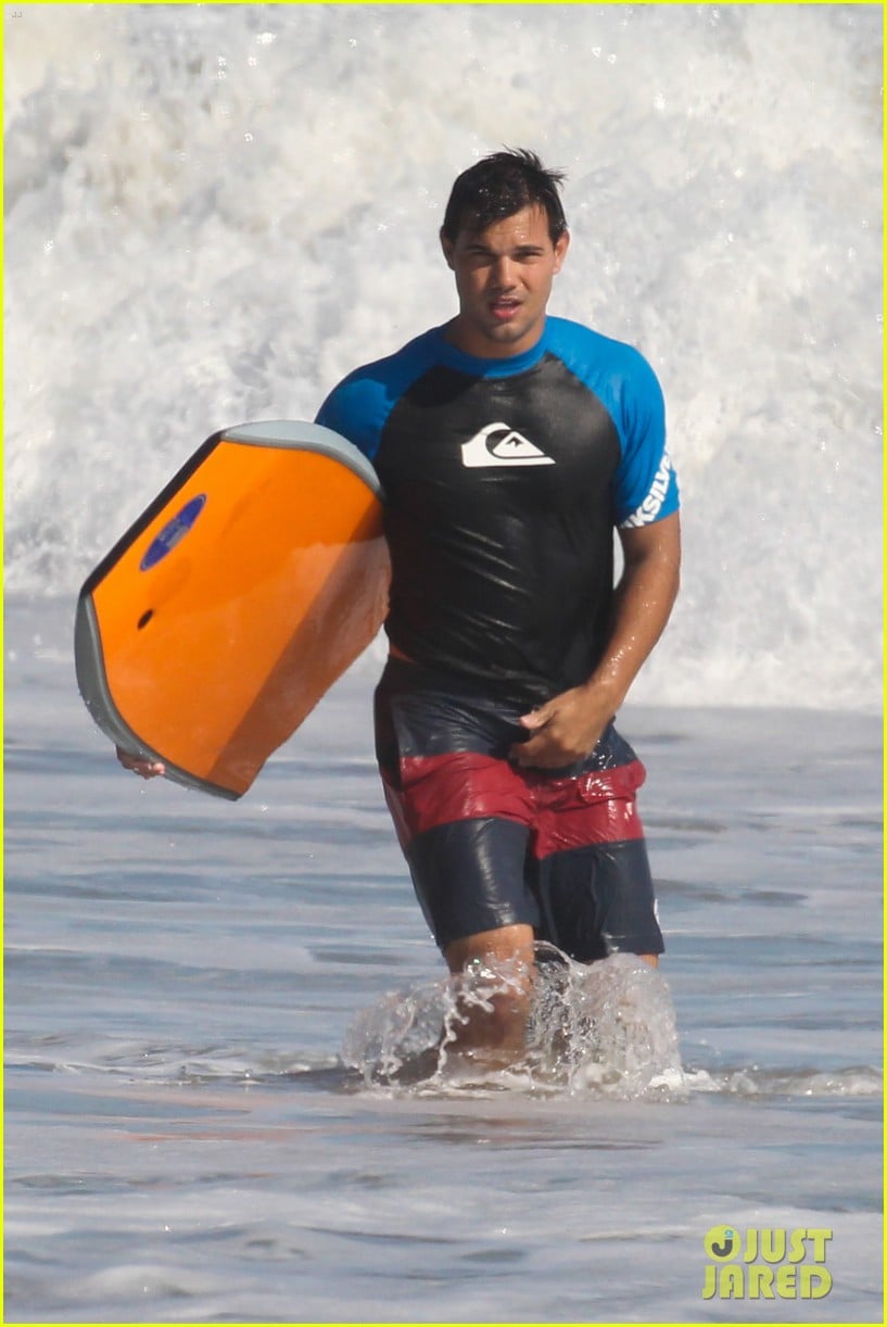 taylor lautner spends sunday catching waves 31