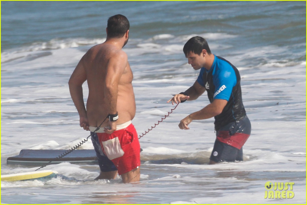 taylor lautner spends sunday catching waves 32