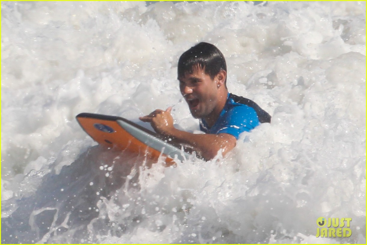taylor lautner spends sunday catching waves 33