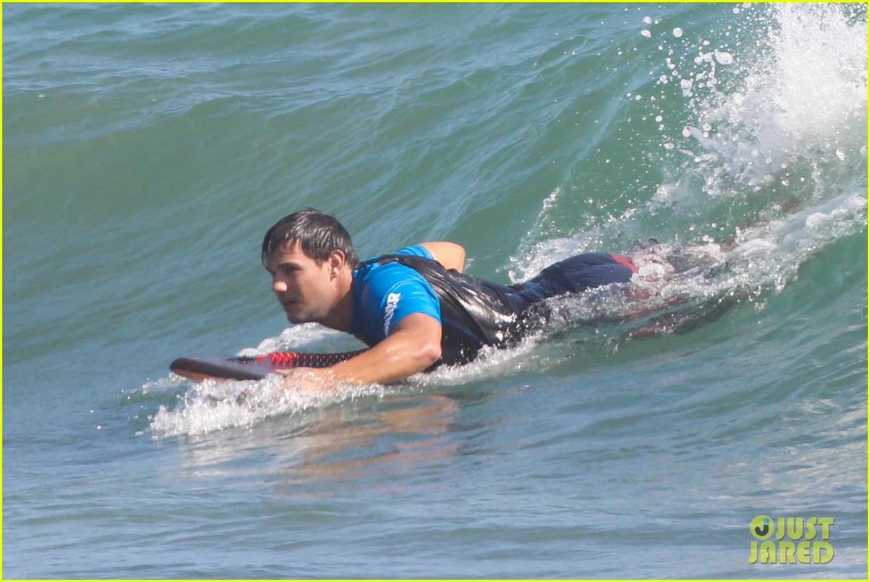 taylor lautner spends sunday catching waves 35