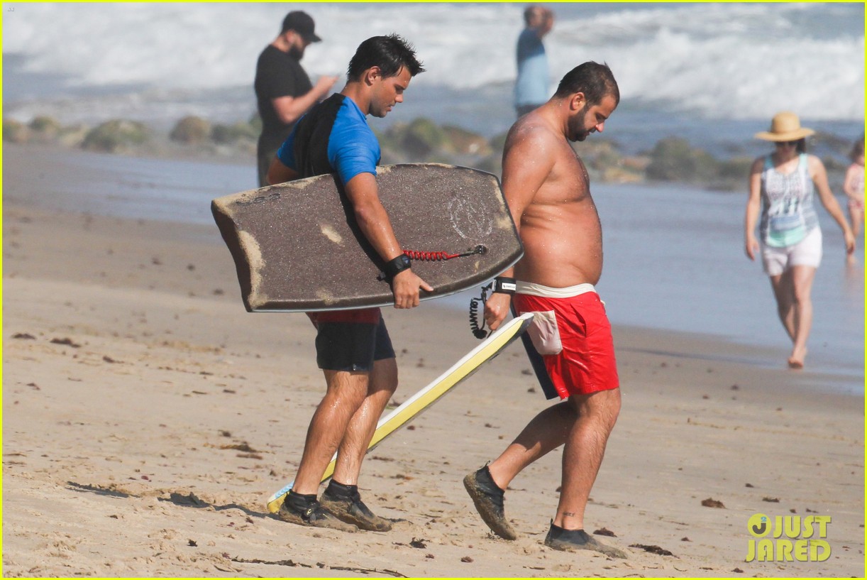 taylor lautner spends sunday catching waves 36