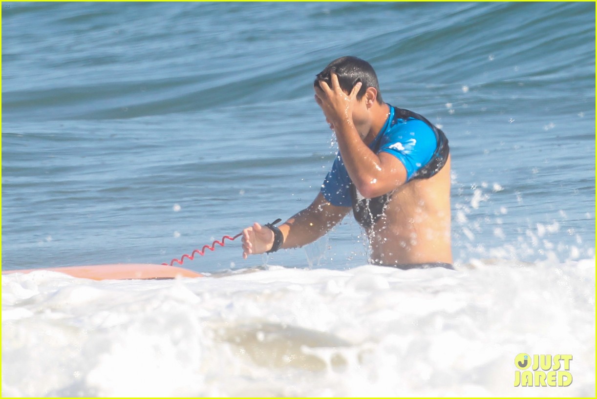 taylor lautner spends sunday catching waves 37