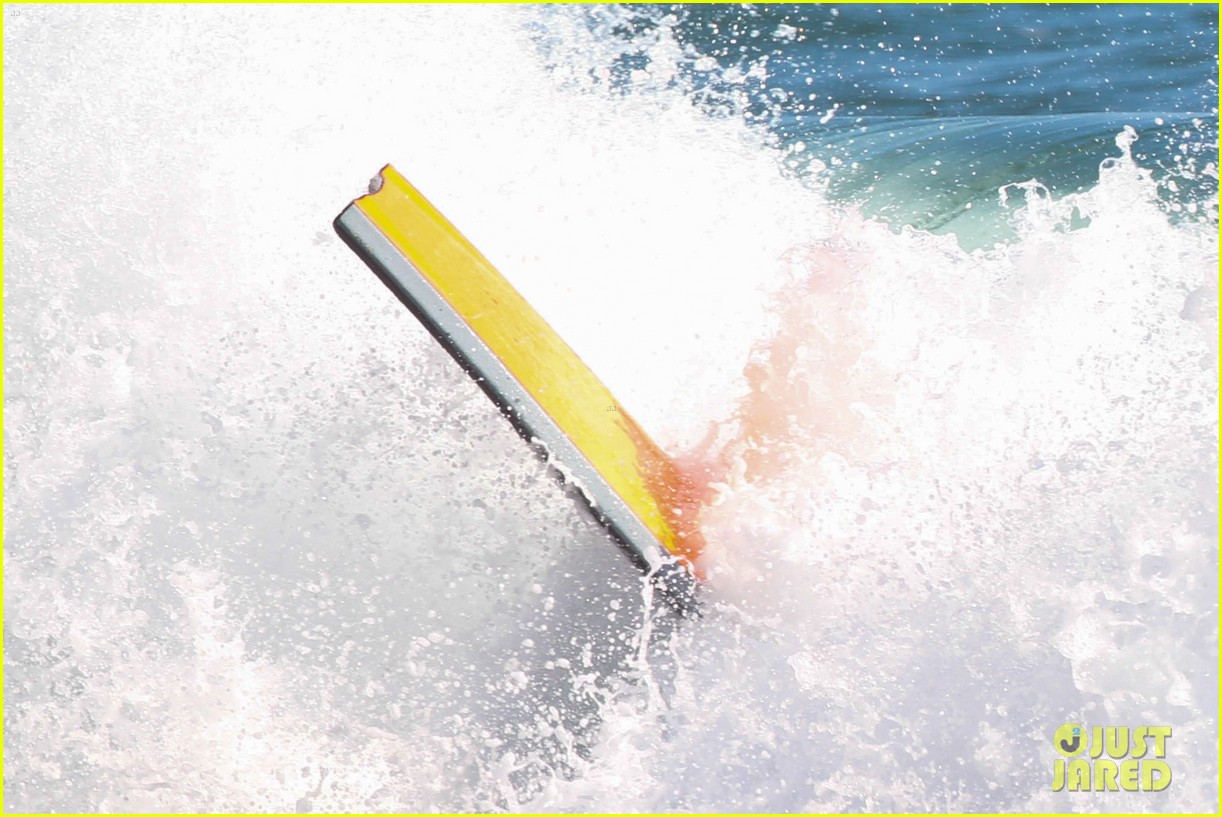 taylor lautner spends sunday catching waves 39